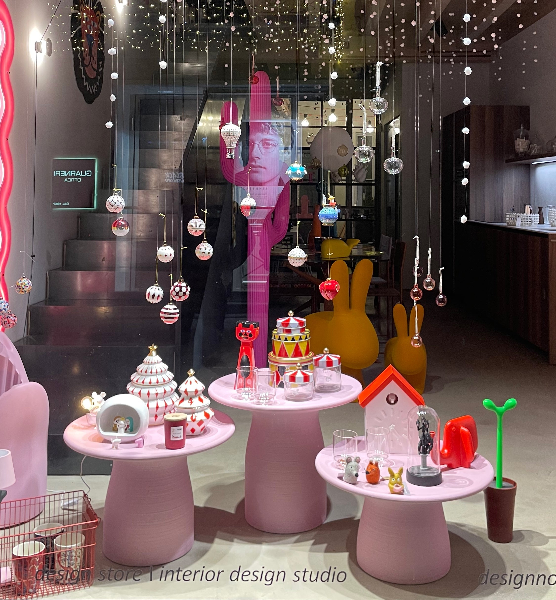 Atmosfera Natalizia e Design Contemporaneo: La Vetrina di Natale del Nostro Showroom