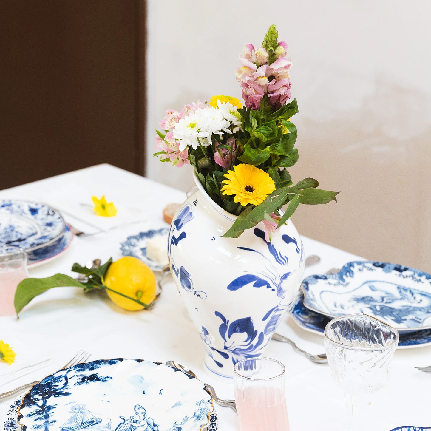 Classic on Acid. Floral Delft