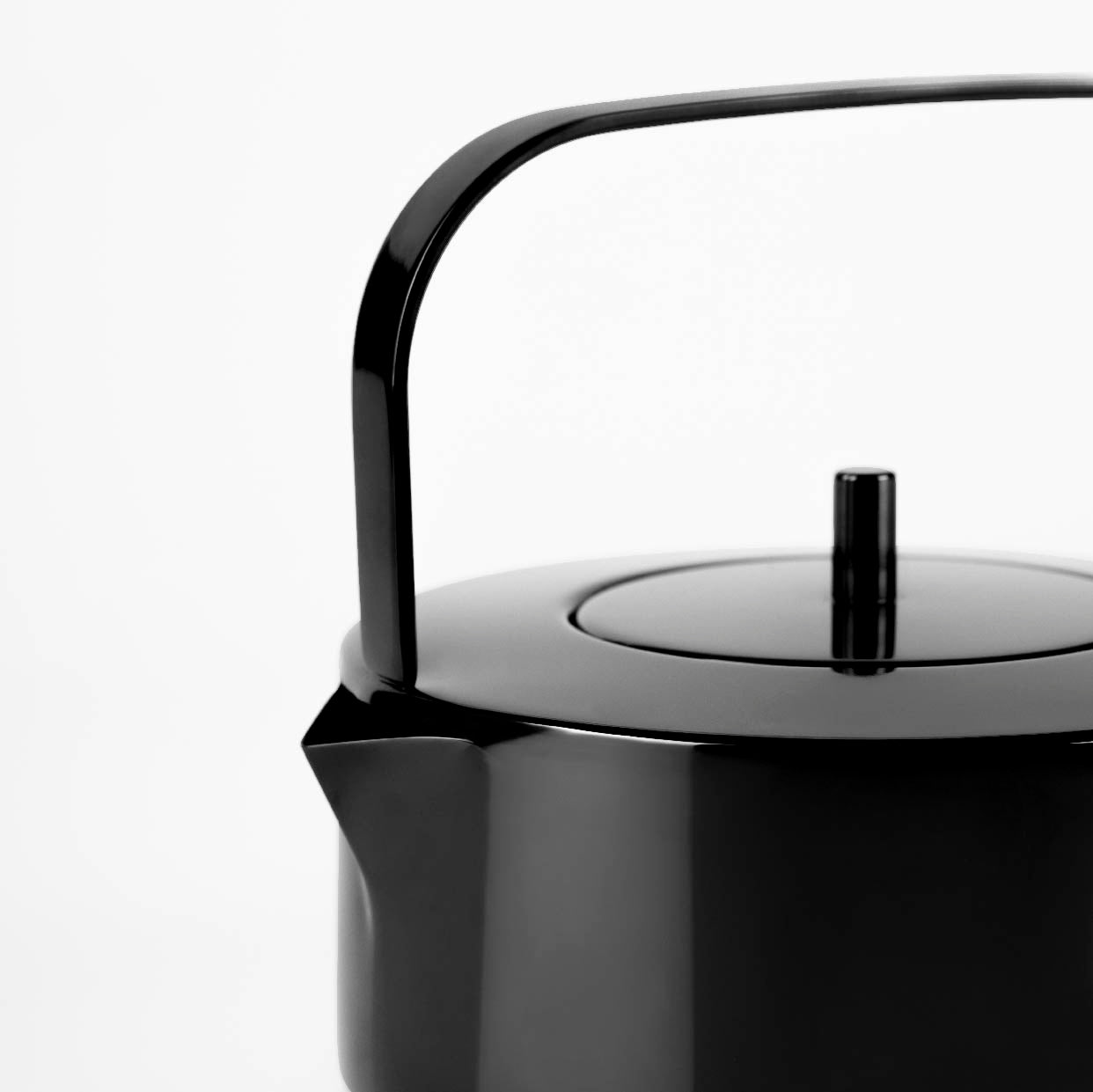 Materials Kettles - Black PVD
